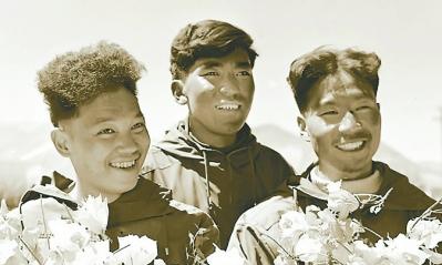 化身攀登者,回顾59年前王富洲、贡布、屈银华的珠峰极地使命