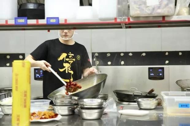 深夜外卖江湖：从小龙虾到豆浆油条，从鲜花到胃药咖啡