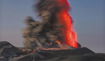 天雷地火 强烈闪电击中火山中央