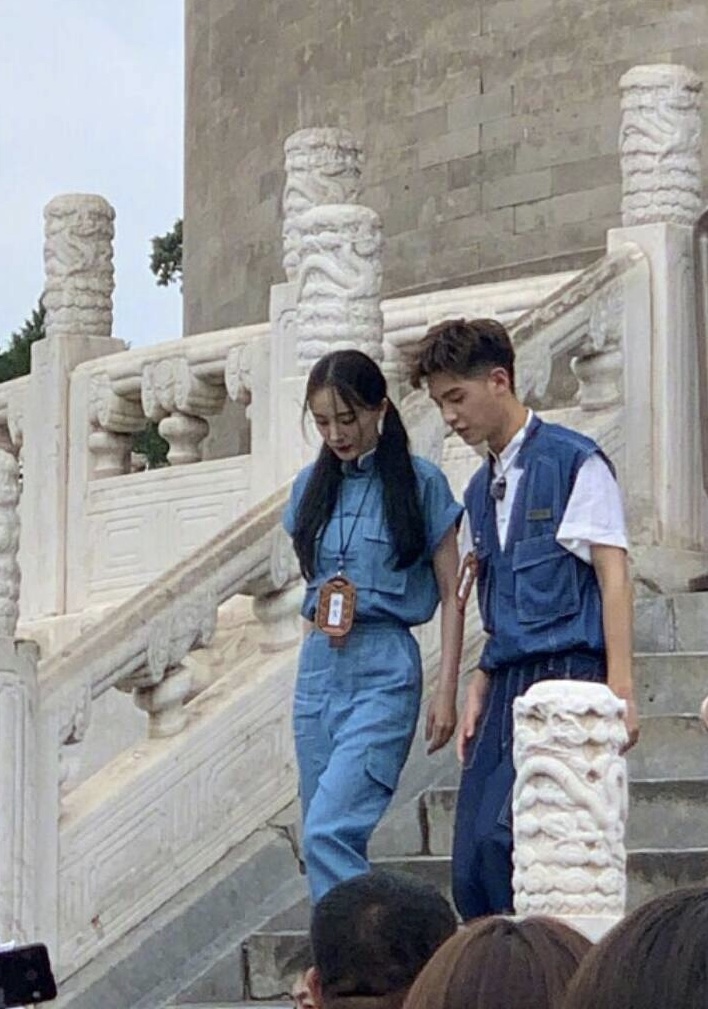 杨幂冯绍峰懒理感情绯闻，合体变“包工头”录节目笑容灿烂