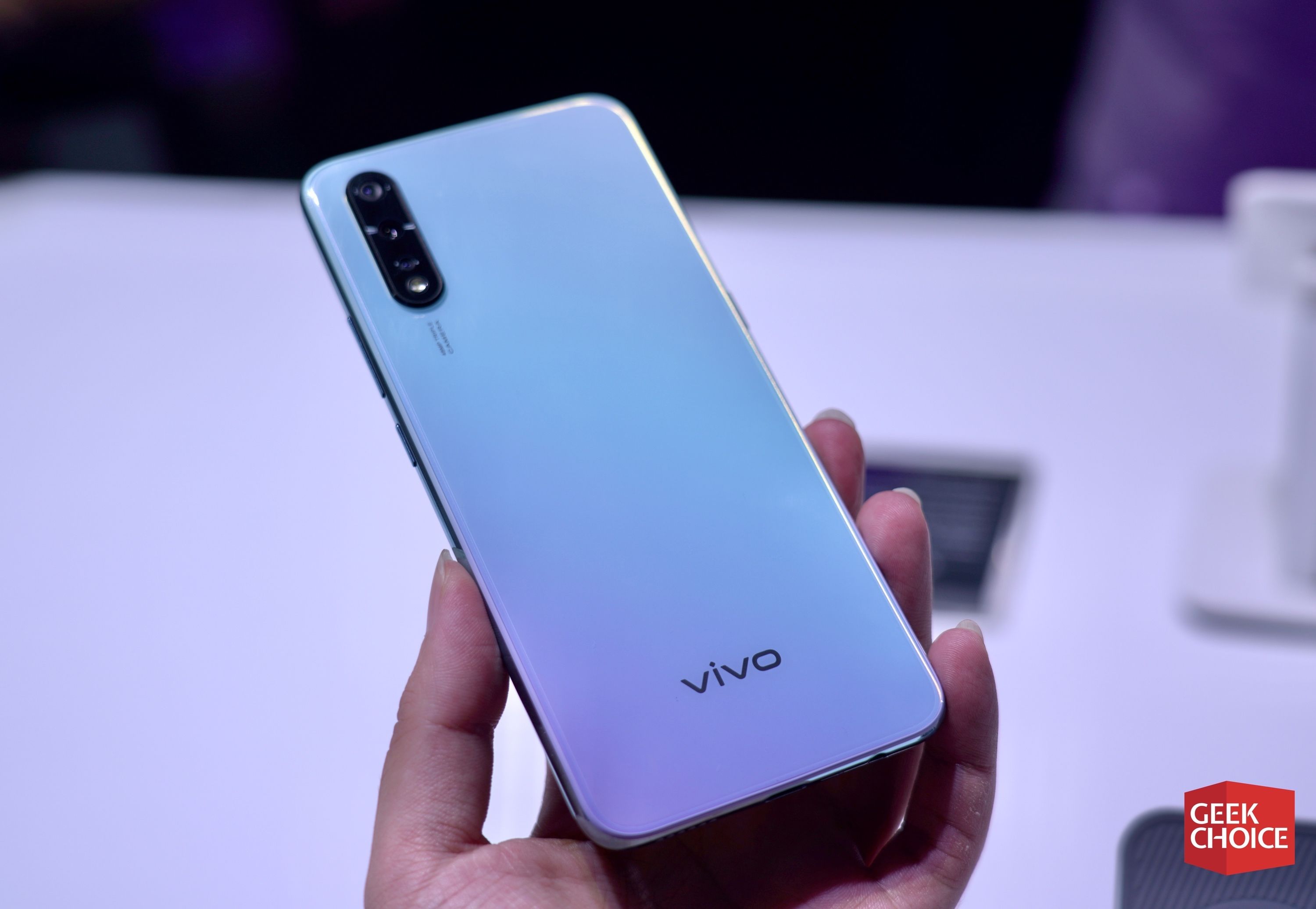 vivo z5 现场体验:1598 元起售,有屏幕指纹和 4500 毫安时电池