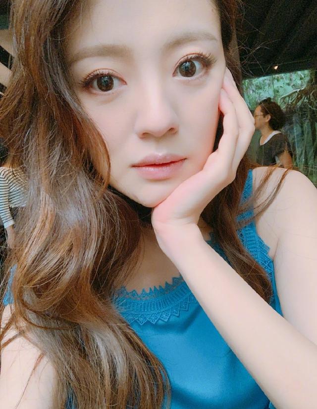 安以轩产后复工晒自拍，身材恢复神速依旧少女