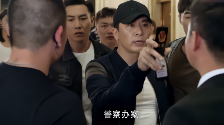 走火:美女卧底被泡在浴缸里,男警立马去救人,场