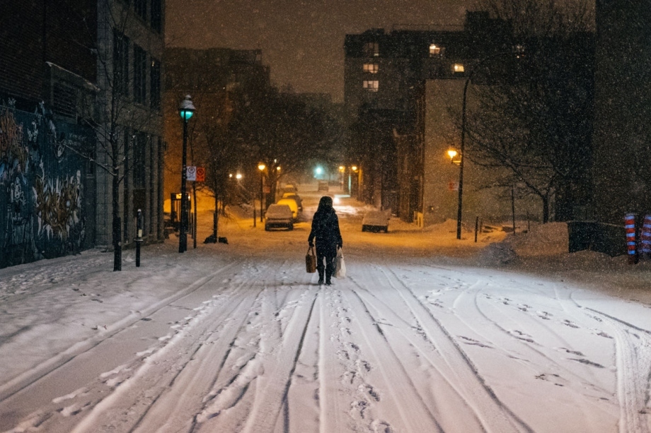 寒冷雪夜的伤感 静谧孤独的冬日街景__凤凰网