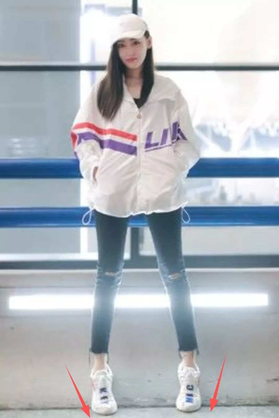 [新氧App]张天爱紧身西服泳装上热搜，但这骨盆前倾隔着屏幕都觉得疼！