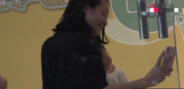 正脸曝光！朱丹母女逛商场，小小丹东张西望超黏妈妈
