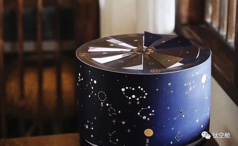 他把漫天星辰，装进月饼礼盒里