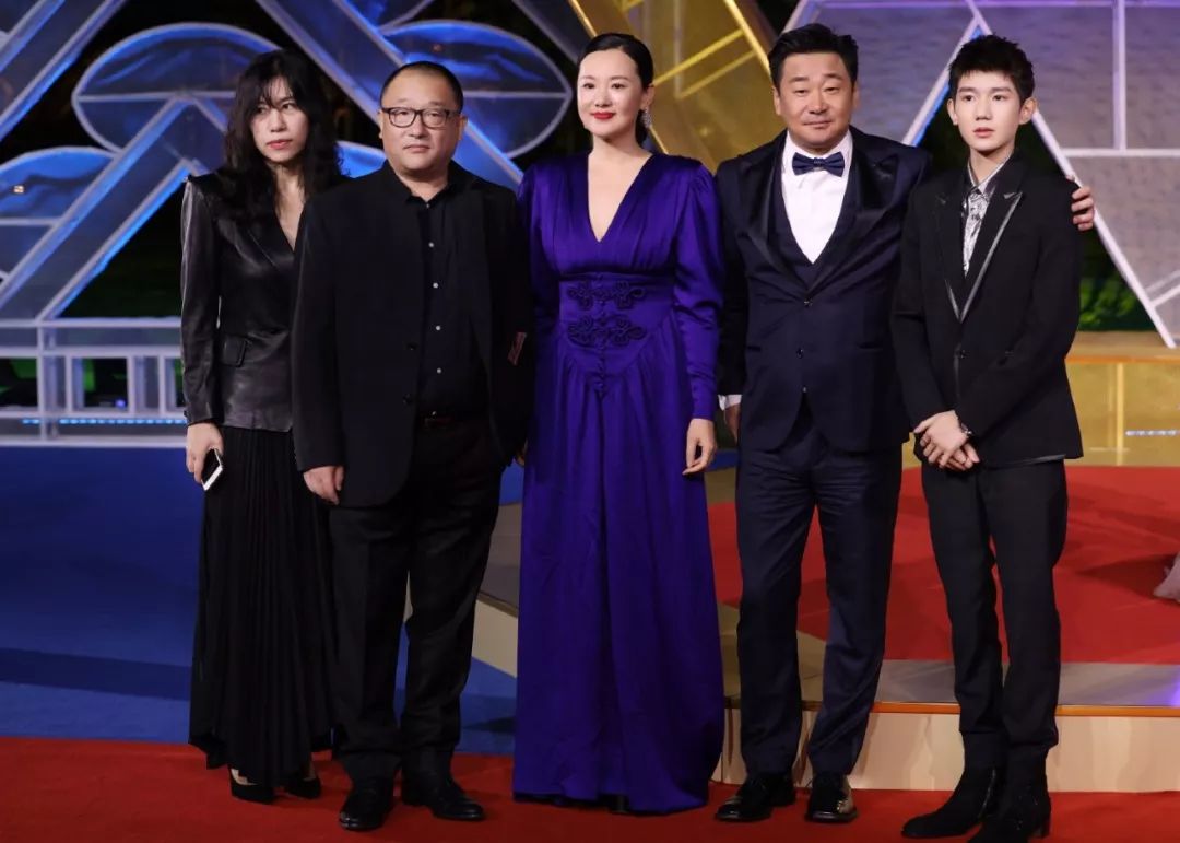 「娱小北vlog」实力宠“儿”！咏梅王景春把奖杯给王源拿着拍照，三人合影超美好