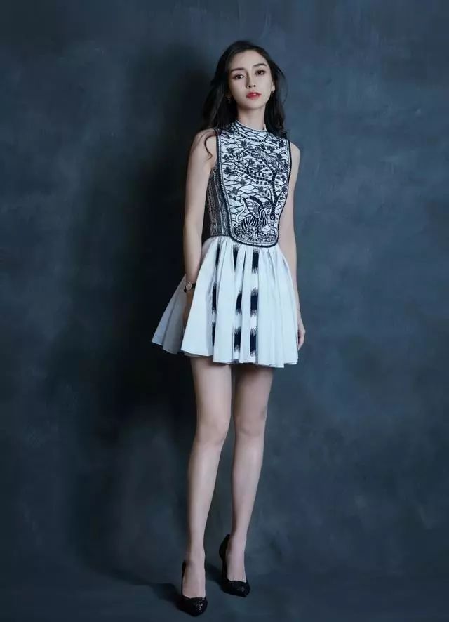 杨颖颜值真没得挑剔,穿无袖短裙秀美腿,孩子都快3岁了