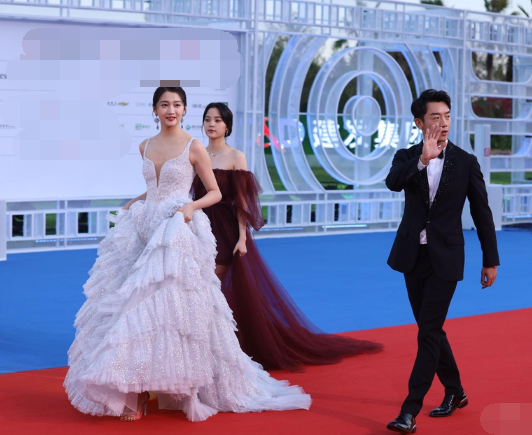 「一床情书」杨幂刘诗诗金鸡奖同台不同框，一个红裙惹火，一个白裙惊艳