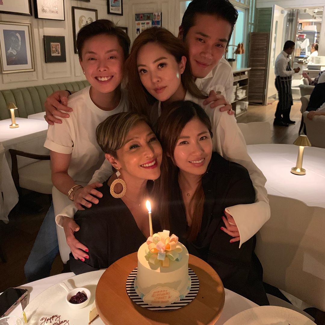 洪金宝儿媳和闺蜜庆生，合照巧遮孕肚，细节暴露已怀第三胎？