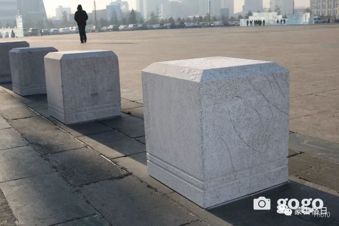 蒙古国首都广场上新安放的石头隔离墩有点意思
