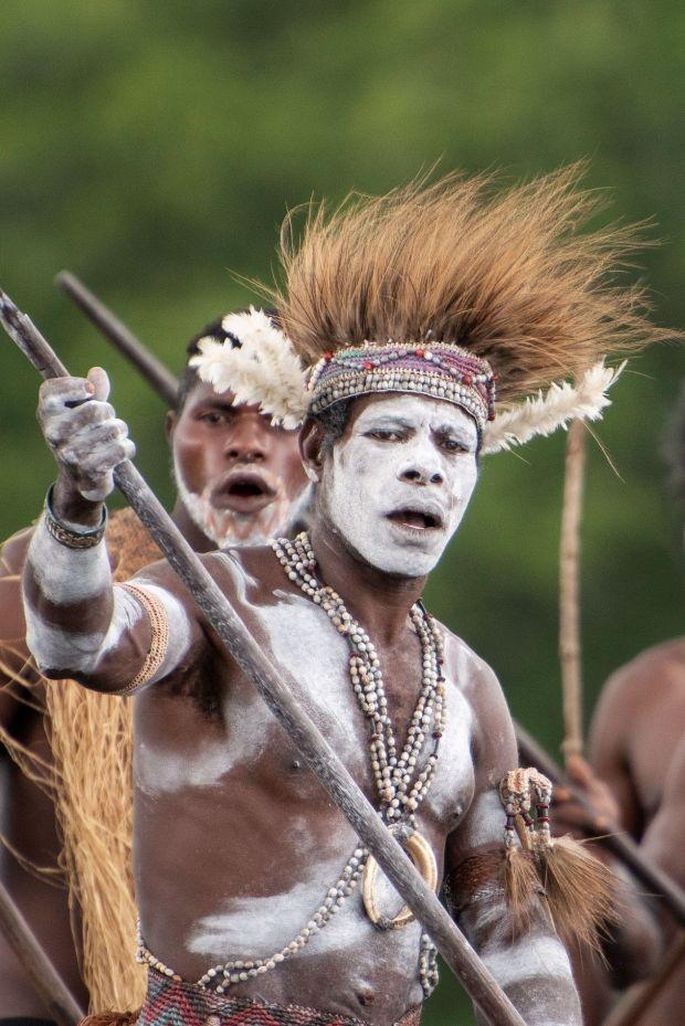 新几内亚食人族曝光,据传58年前,该部落吃掉了洛克菲勒继承人