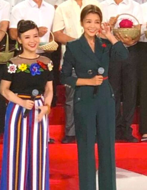 45岁央视主持人朱迅近照又瘦一圈，合照比小朋友的脸还小