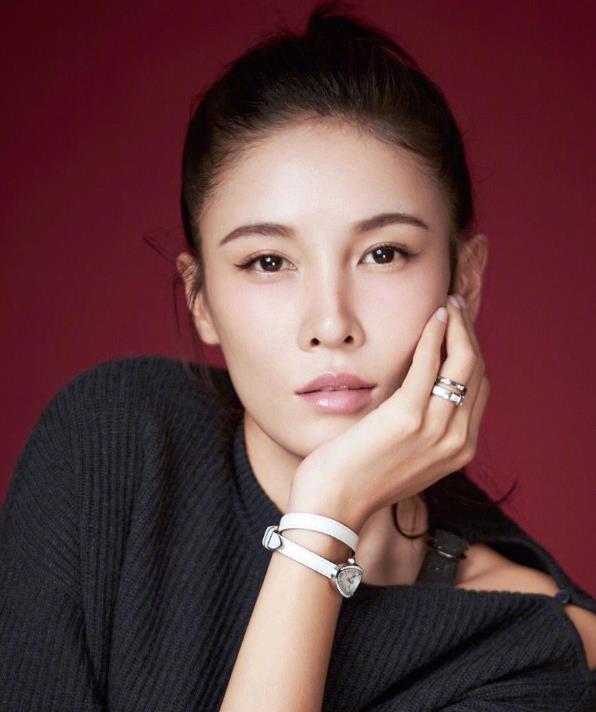 「一床情书」都做过礼仪小姐！杨超越变流量小花，杨怡逆袭夺视后，她成了超模