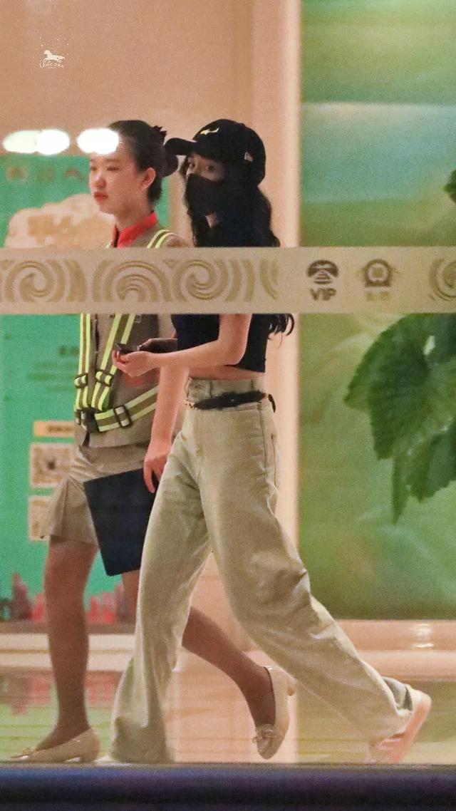杨幂最新生图腰细腿瘦长，网友：裤子腰部是镂空的