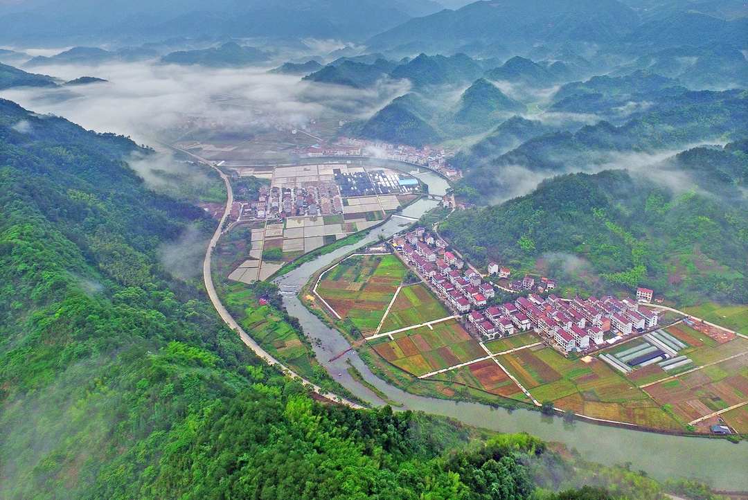 方前镇地处磐安县的东部,与台州市的天台,仙居交界毗邻.