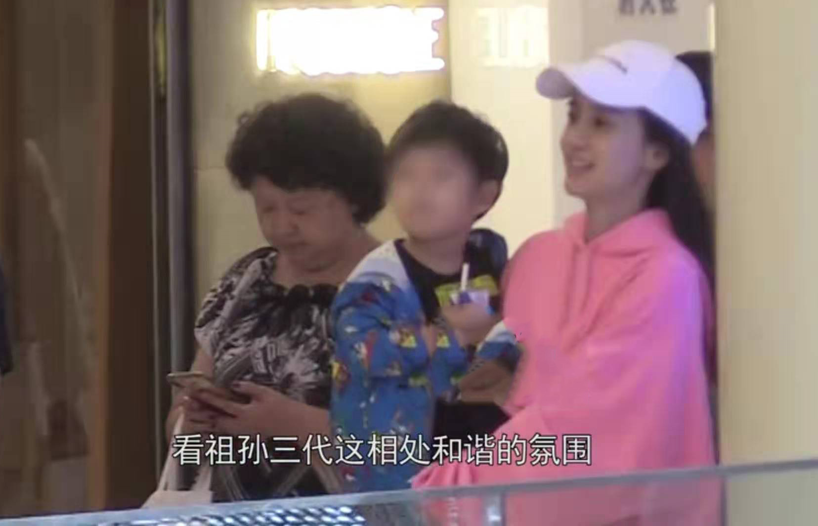 小海绵探班Baby，黄晓明妈妈全程紧跟，祖孙三代好和睦