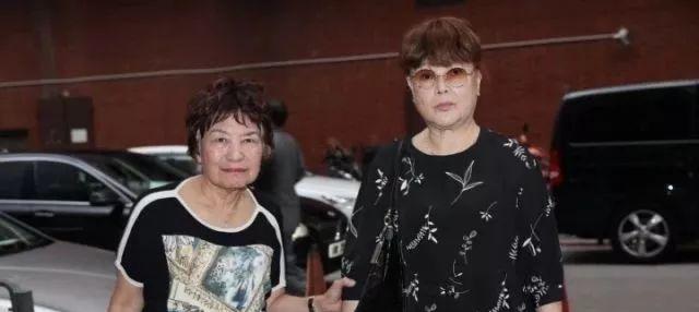 梁舜燕设灵众星致祭，干儿子李克勤神情哀伤，周润发刘德华送花圈悼念