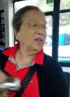 网友小区偶遇83岁容嬷嬷，遛弯唠嗑毫无架子，一举动被赞真艺术家