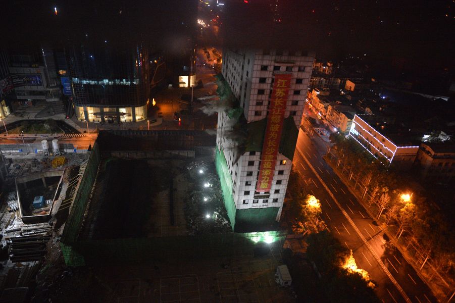 9.8秒！长沙67.8米双鹤药业大楼成功爆破，昔日地标再见
