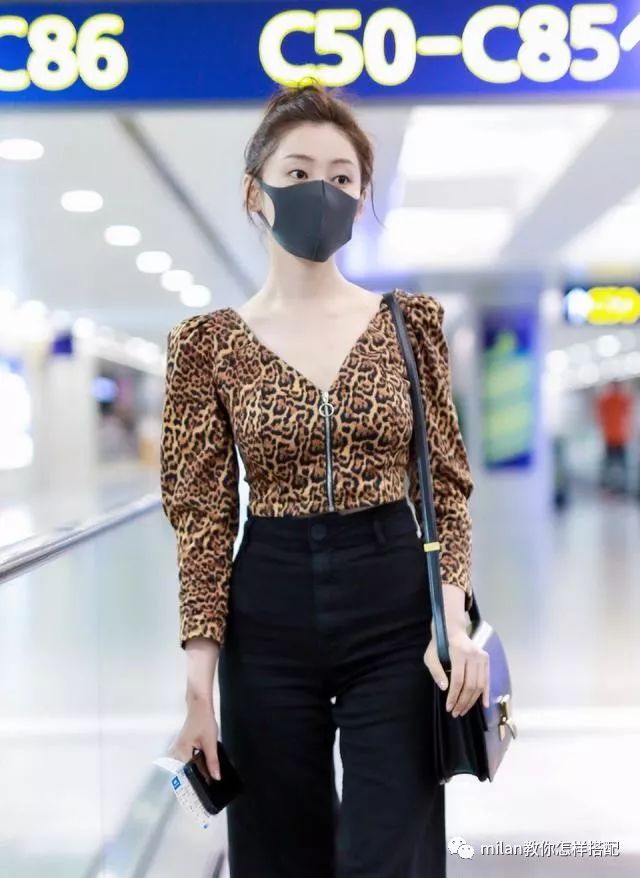 张天爱现身机场,穿v领豹纹露脐装配阔腿裤,显高显瘦吸