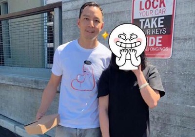 释小龙近照曝光，发际线后移显老，网友：吴彦祖既视感