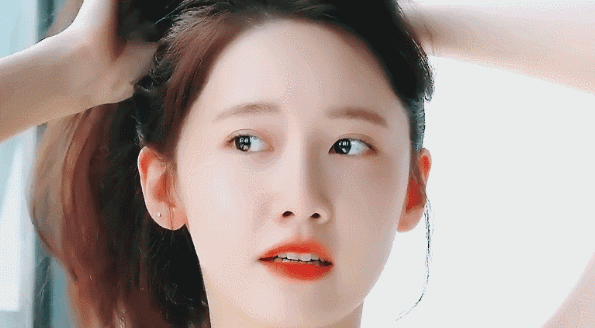 这种唇形长在萌妹子的脸上很加分,但要避免涂太亮的唇膏,会显得比较