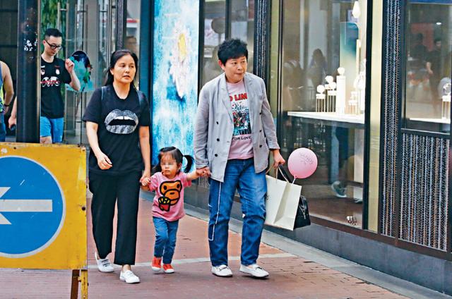 郭富城女儿穿妈妈高跟鞋走路，踉踉跄跄超可爱