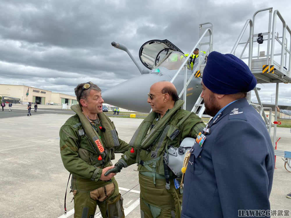 印度空军接收首架法国"阵风"战斗机 印防长辛格亲自体验飞行