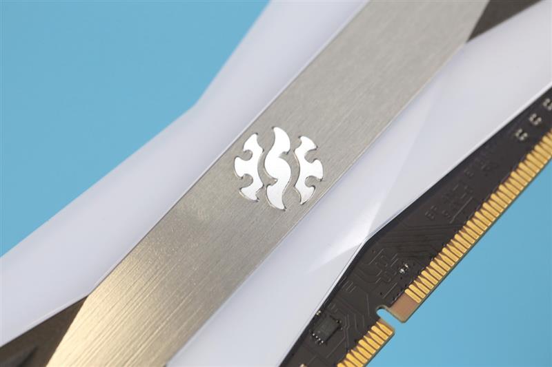 变态的灯效与超频能力！威刚XPG龙耀D60G内存评测：699元碾压所有对手