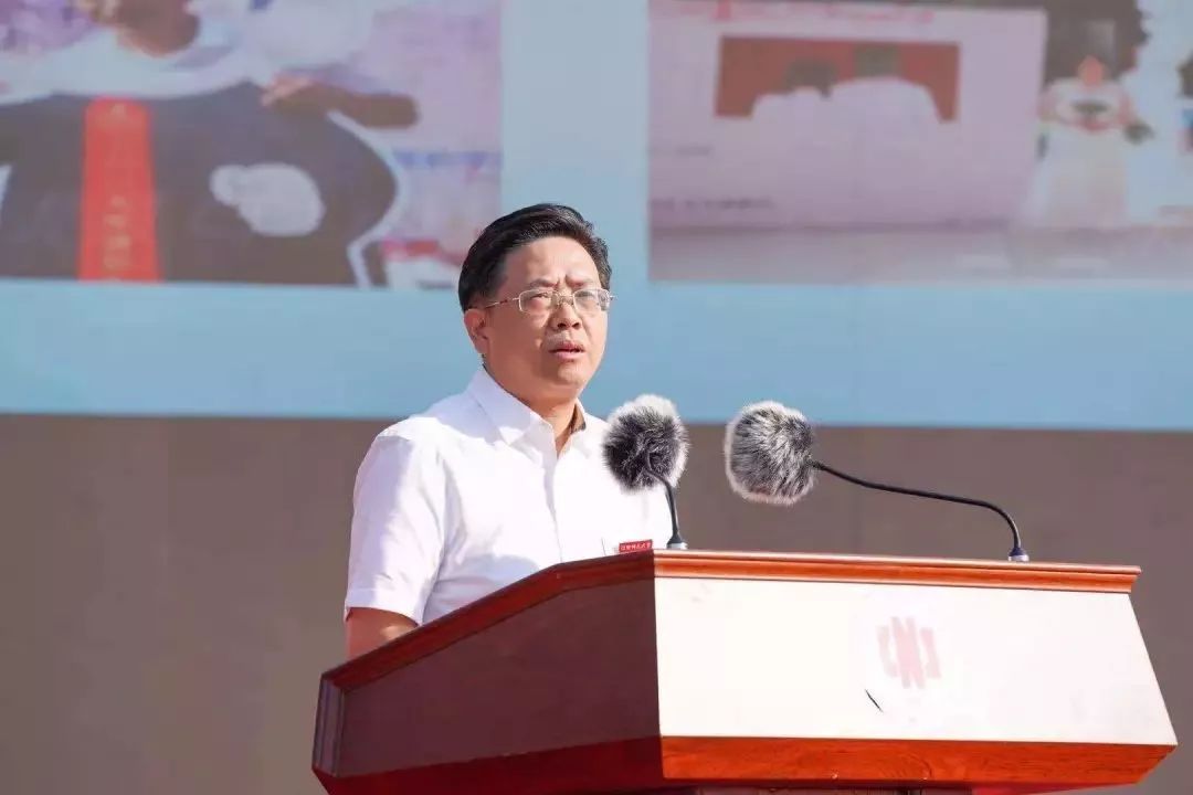 江西师范大学的"万名新生用青春向祖国告白"令人瞩目,同样,校长梅国平
