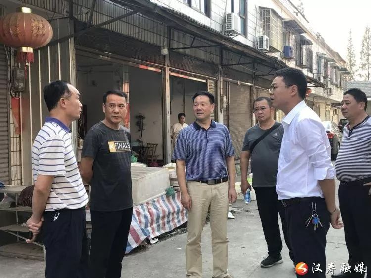 汉寿县领导到酉港镇检查民间渡口,加油站,集镇市场安全生产工作