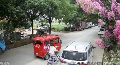 电瓶车载客被碰瓷 碰瓷者：你被包围了，我不是一个人在“战斗”