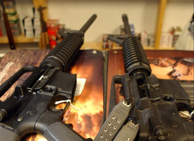 美国枪械制造商柯尔特将停止生产民用ar-15步枪_凤凰网资讯_凤凰网