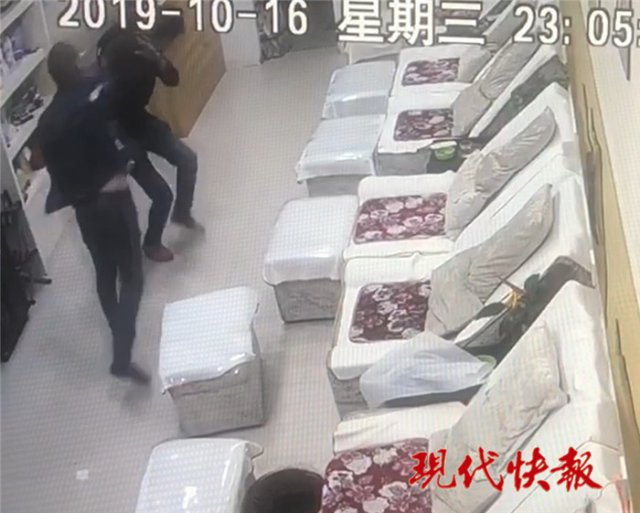 做足浴被笑“脚臭得像死老鼠”，苏州男子暴打技师