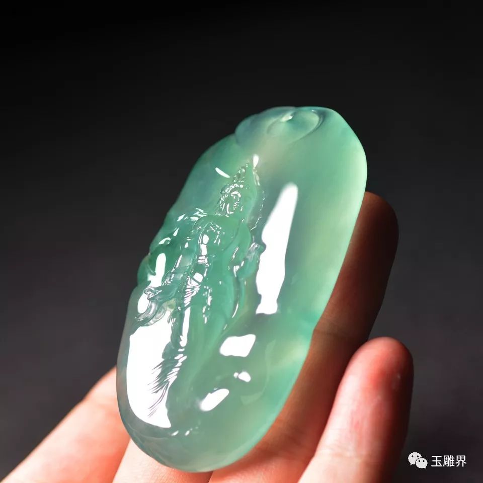 线条灵动自然,冰透翡翠雕得很舒服丨周旺新作