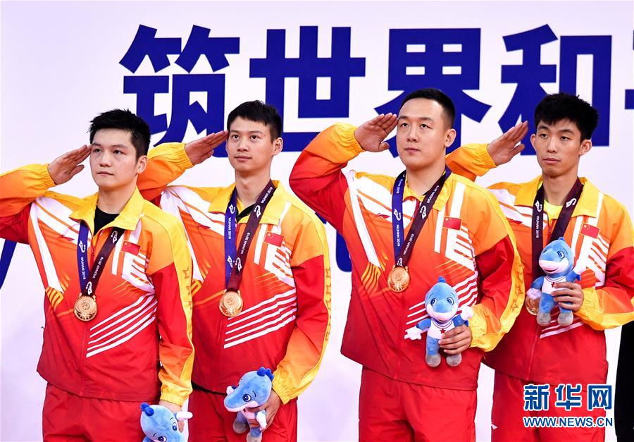 　　10月21日，中国队球员樊振东、周雨、徐晨皓、周恺（从左至右）在颁奖仪式上。 当日，在武汉进行的第七届世界军人运动会乒乓球男子团体决赛中，中国队以3比1战胜朝鲜队，获得金牌。 新华社记者刘金海摄 