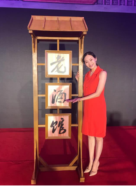 黄海波妻子近照曝光，37岁身型窈窕有致，不输身旁影后秦海璐！