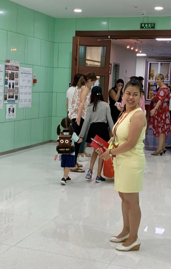 赵文卓12岁大女儿将瑞士留学 送弟弟妹妹开学默默流泪