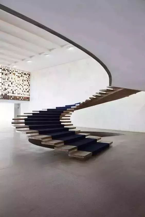 这么多不同造型的"悬浮式"楼梯,既节省了占地空间,又提升了整体空间