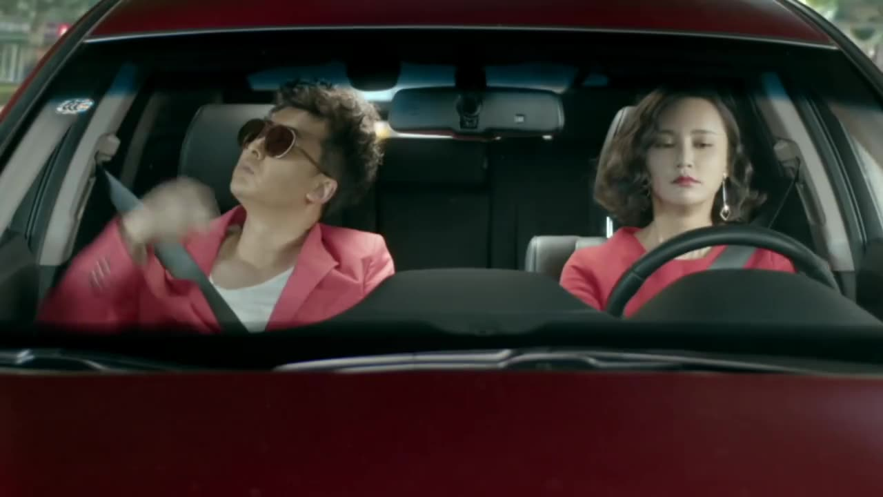 美女和男下属穿闺蜜装,突然想要恶搞他一顿,结