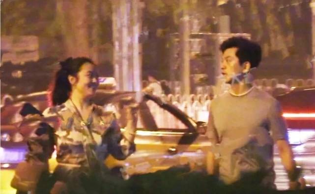 「秃顶少女裘千尺」李健与妻子孟小蓓街头散步罕见同框 女方有说有笑手舞足蹈显恩爱
