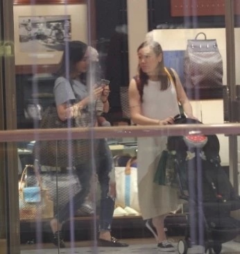余文乐娶了什么神仙老婆！王棠云逛街完全不看奢侈品只顾跟儿子玩