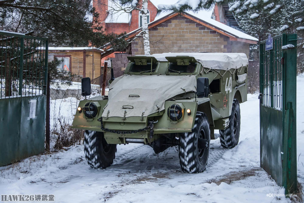 驾驶苏联50年代装甲车在雪地撒野 俄罗斯汽车博主实现