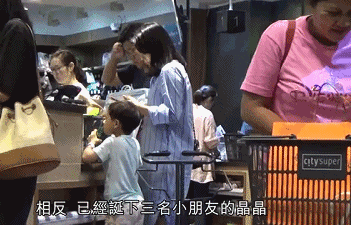 郭晶晶霍启刚带儿子超市扫货，女方瘦身成功，老公却现“幸福肥”