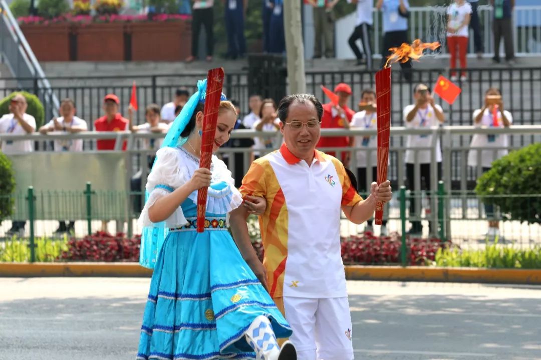 塔沟武校总教练刘海科参加第十一届全国少数民族运动会火炬传递