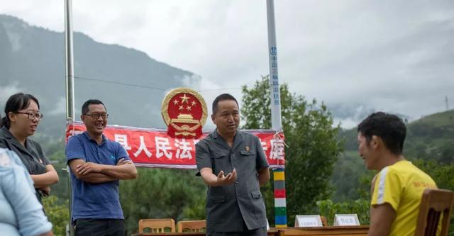 贡山县人民法院法官邓兴与同事们在丙中洛镇进行现场调解(8月30日摄.