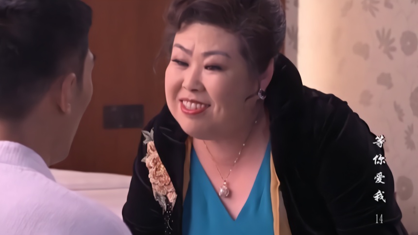 富婆看上小保安,叫他半夜来抓老鼠,不料保安一进门看