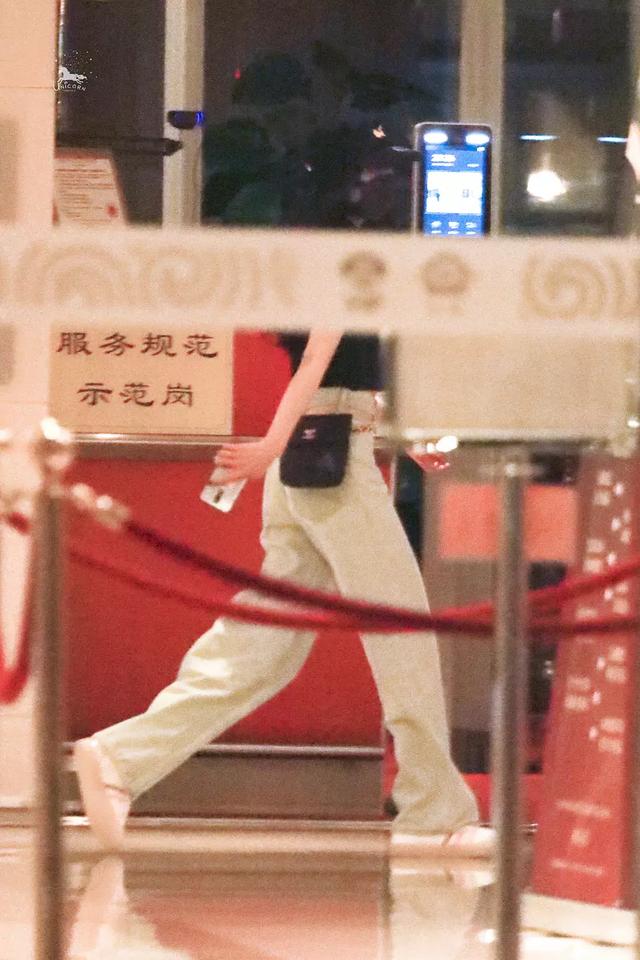 杨幂最新生图腰细腿瘦长，网友：裤子腰部是镂空的